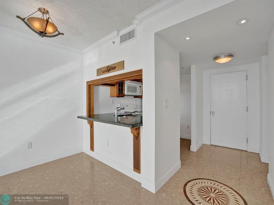 For Sale: $480,000 (1 beds, 1 baths, 721 Square Feet)
