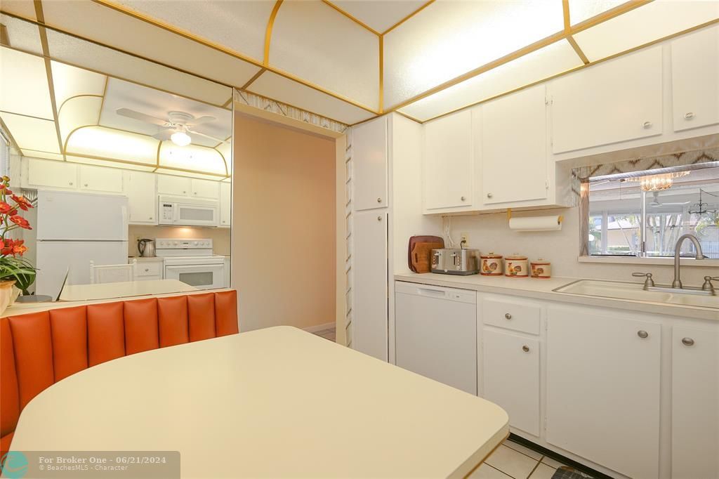 Active With Contract: $239,000 (2 beds, 2 baths, 1144 Square Feet)