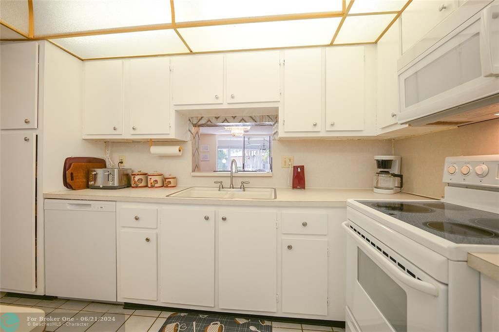 Active With Contract: $239,000 (2 beds, 2 baths, 1144 Square Feet)
