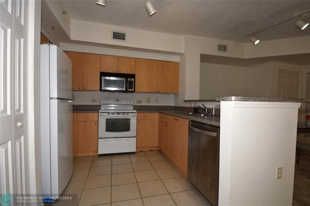 For Sale: $314,500 (2 beds, 2 baths, 977 Square Feet)