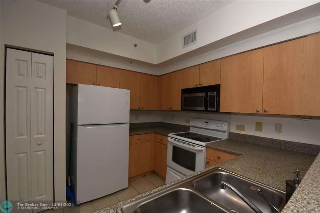 For Sale: $314,500 (2 beds, 2 baths, 977 Square Feet)