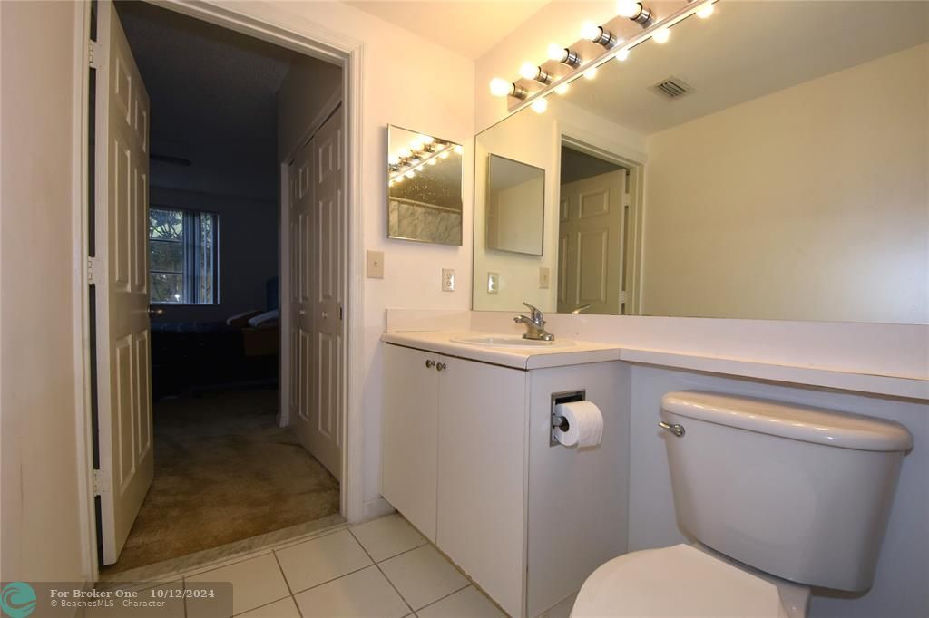 For Sale: $314,500 (2 beds, 2 baths, 977 Square Feet)