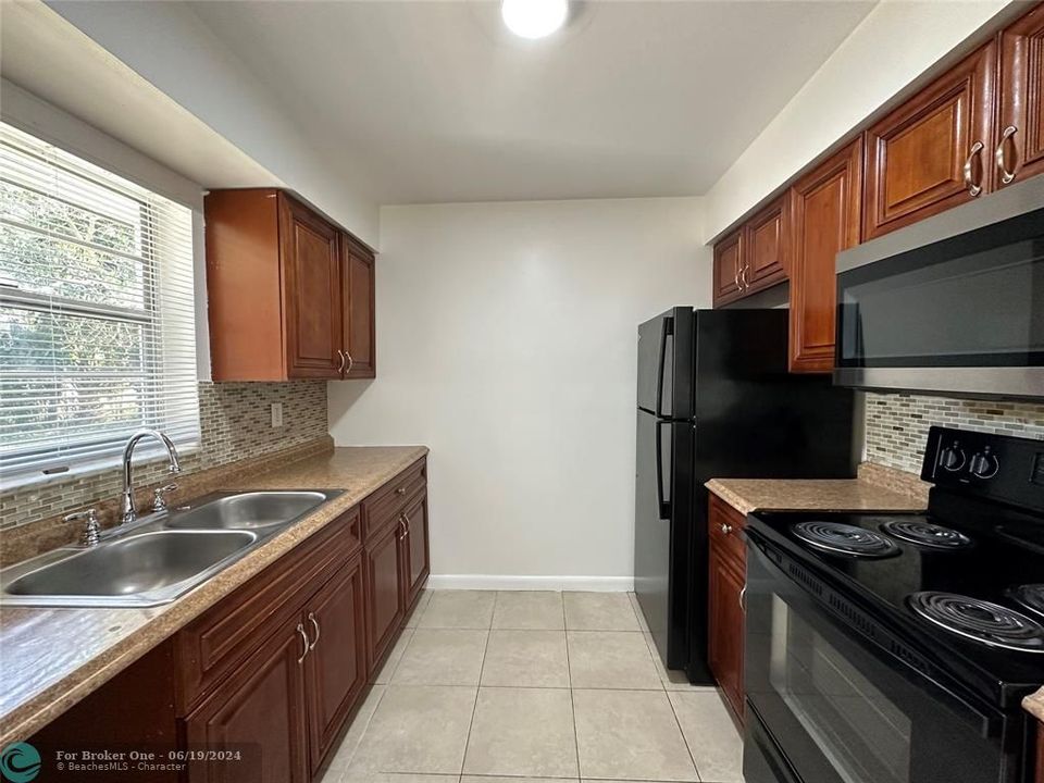 Recently Rented: $2,000 (4 beds, 2 baths, 1212 Square Feet)