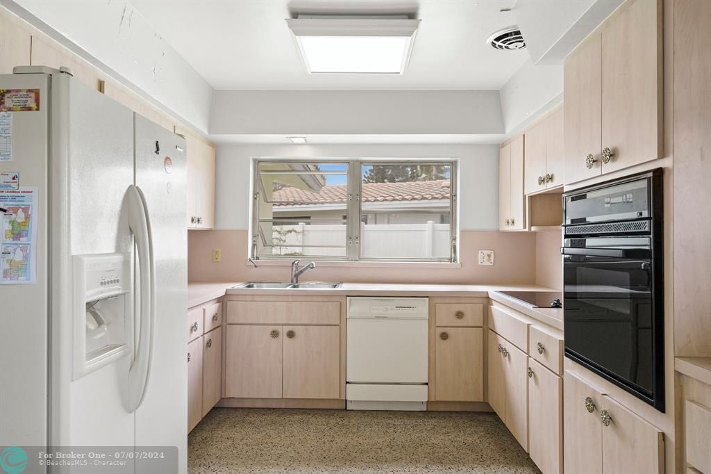 Active With Contract: $1,100,000 (3 beds, 2 baths, 2184 Square Feet)