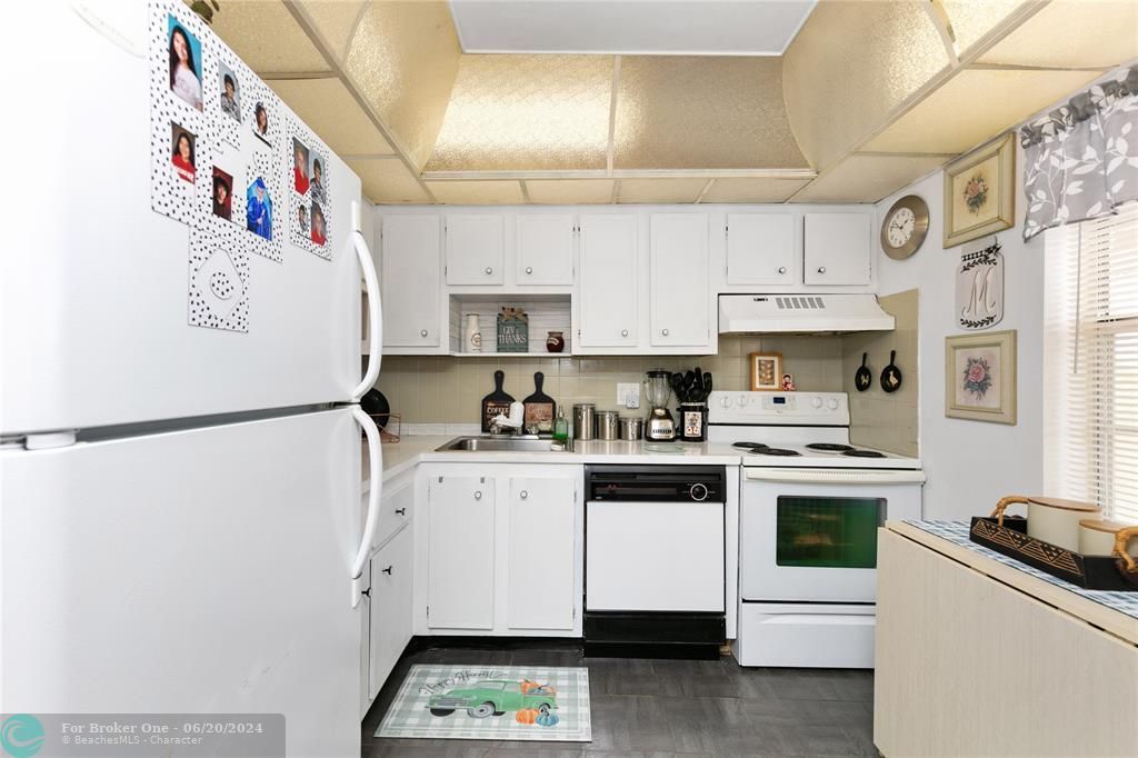 Active With Contract: $95,900 (1 beds, 1 baths, 775 Square Feet)