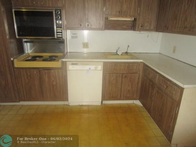 For Sale: $137,750 (1 beds, 1 baths, 960 Square Feet)