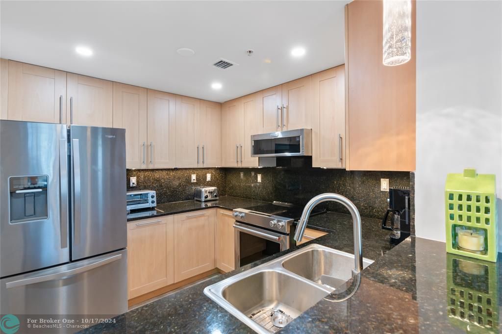 For Sale: $560,000 (2 beds, 2 baths, 1246 Square Feet)