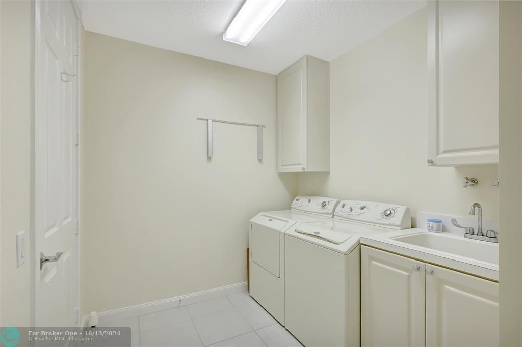 For Sale: $435,000 (2 beds, 2 baths, 1989 Square Feet)