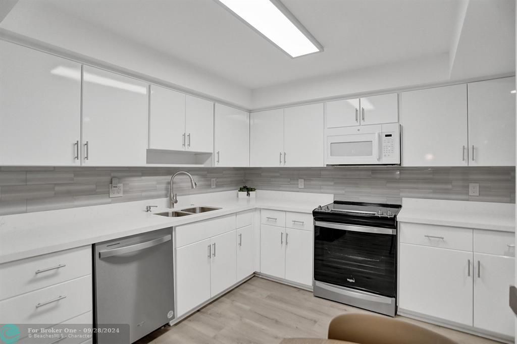 Active With Contract: $6,000 (2 beds, 2 baths, 1433 Square Feet)