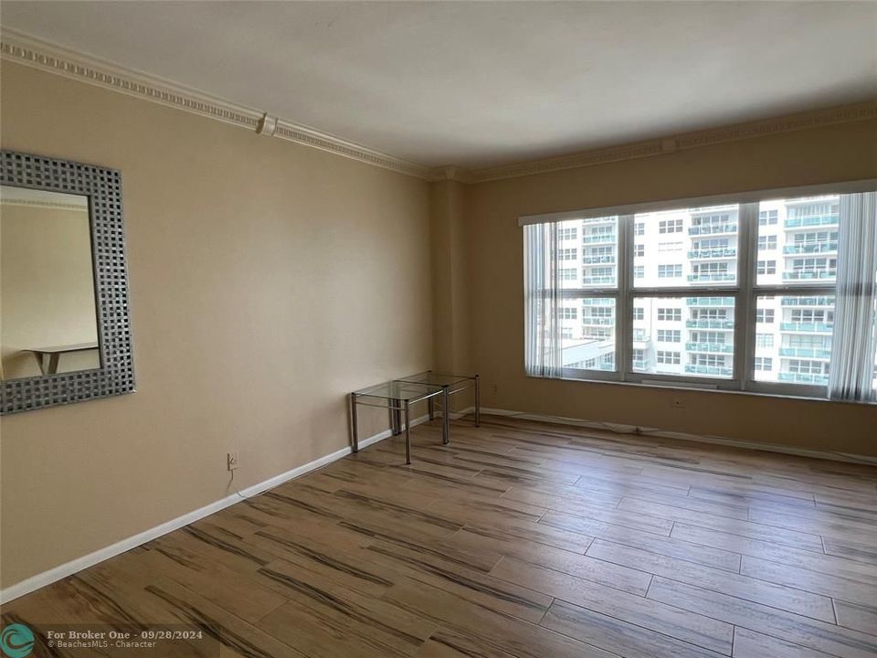 Active With Contract: $419,000 (1 beds, 1 baths, 1050 Square Feet)