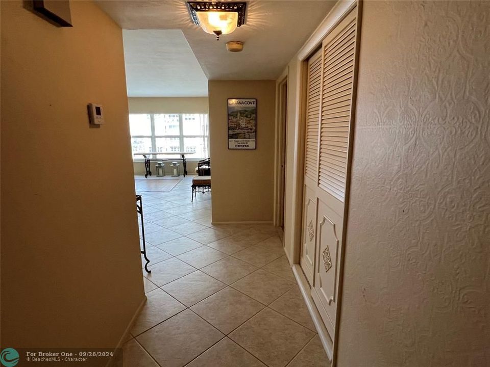 Active With Contract: $419,000 (1 beds, 1 baths, 1050 Square Feet)