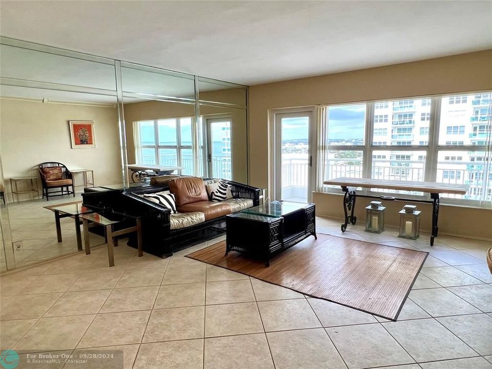 Active With Contract: $419,000 (1 beds, 1 baths, 1050 Square Feet)