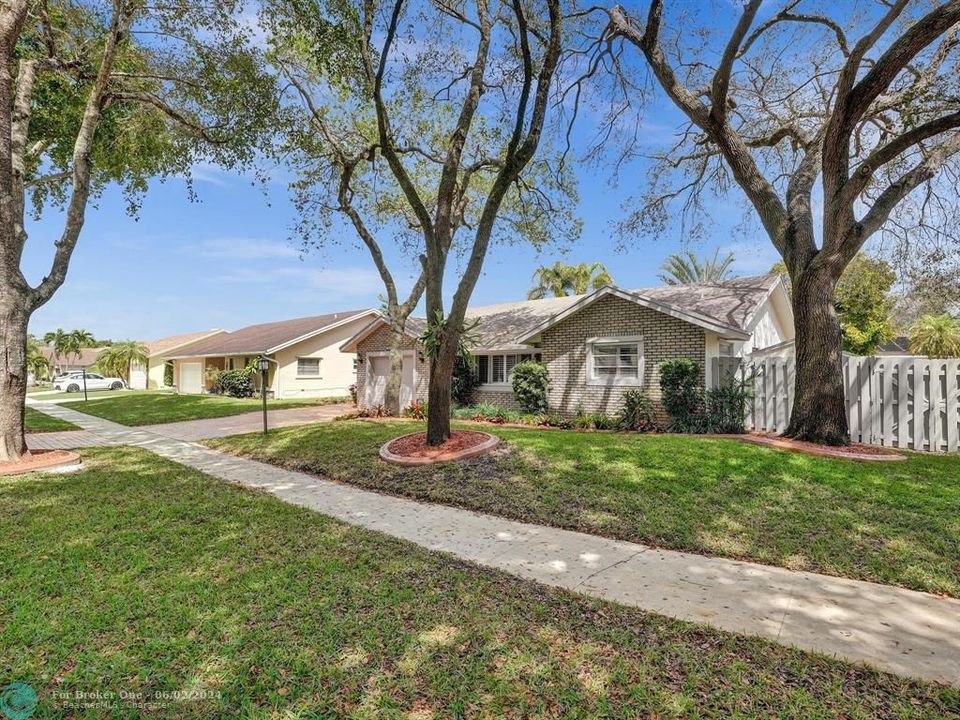Recently Sold: $625,000 (3 beds, 2 baths, 1711 Square Feet)