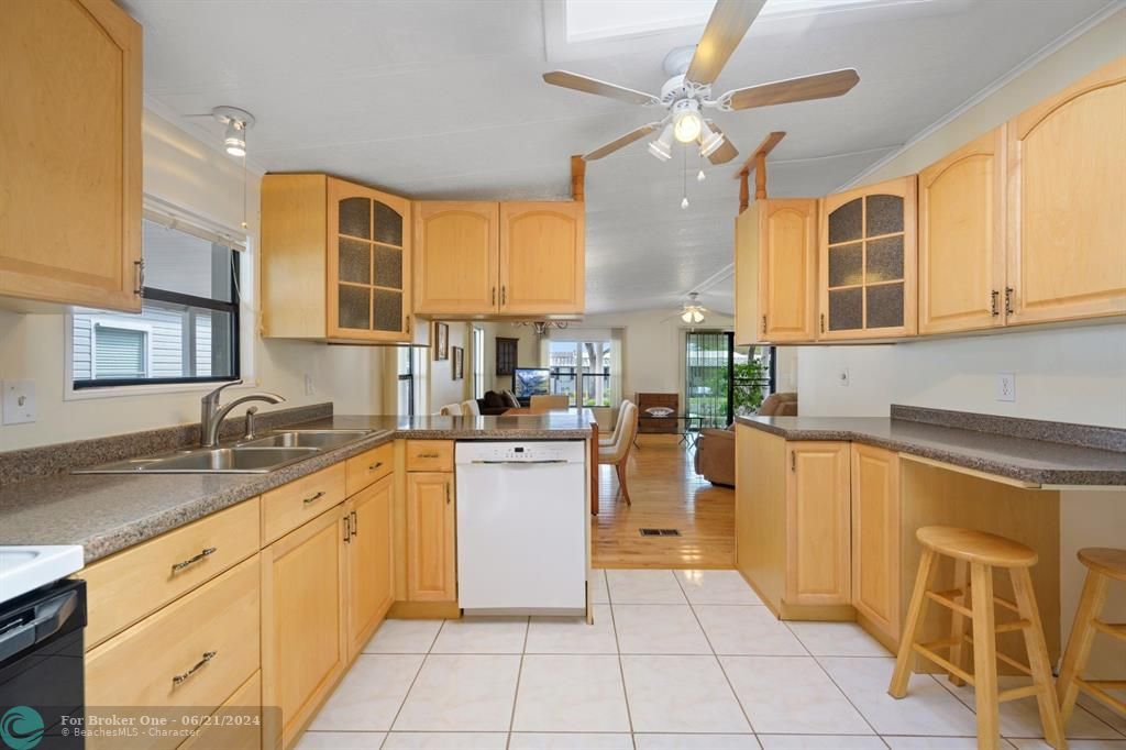 For Sale: $285,000 (2 beds, 2 baths, 1086 Square Feet)