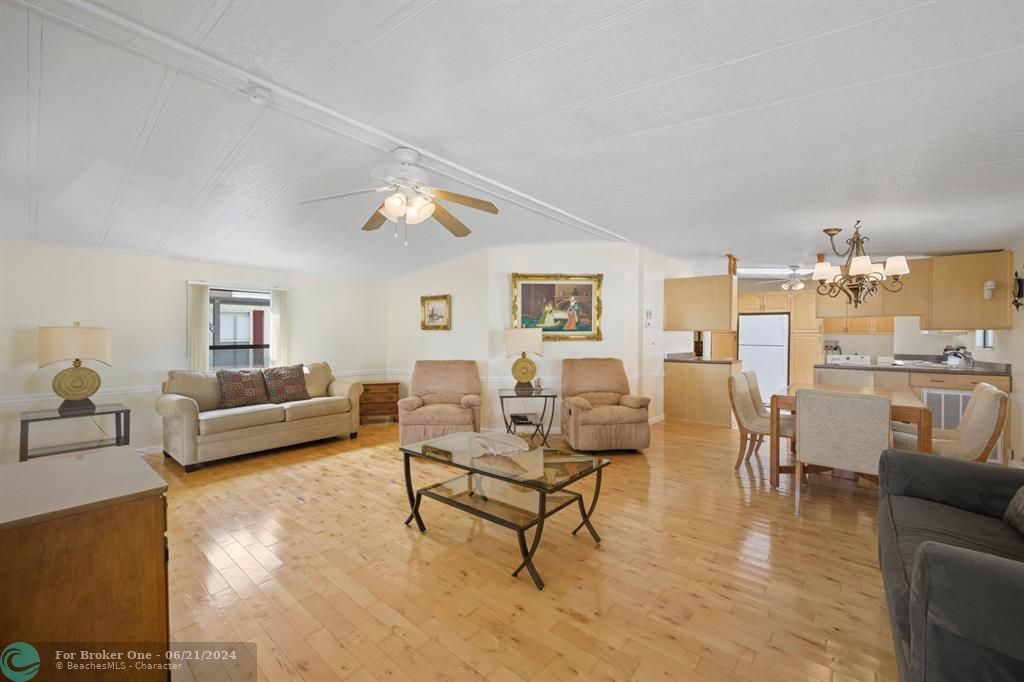 For Sale: $285,000 (2 beds, 2 baths, 1086 Square Feet)