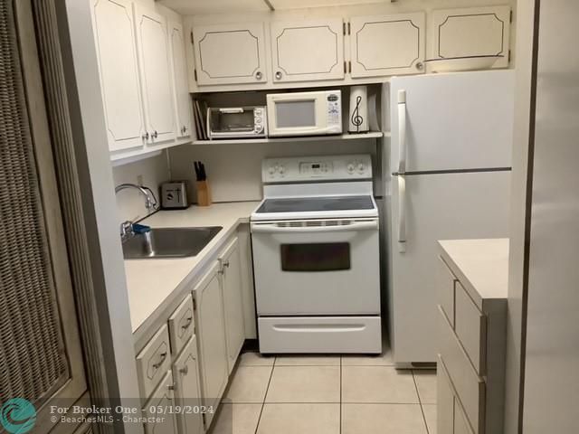 For Sale: $98,000 (1 beds, 1 baths, 706 Square Feet)