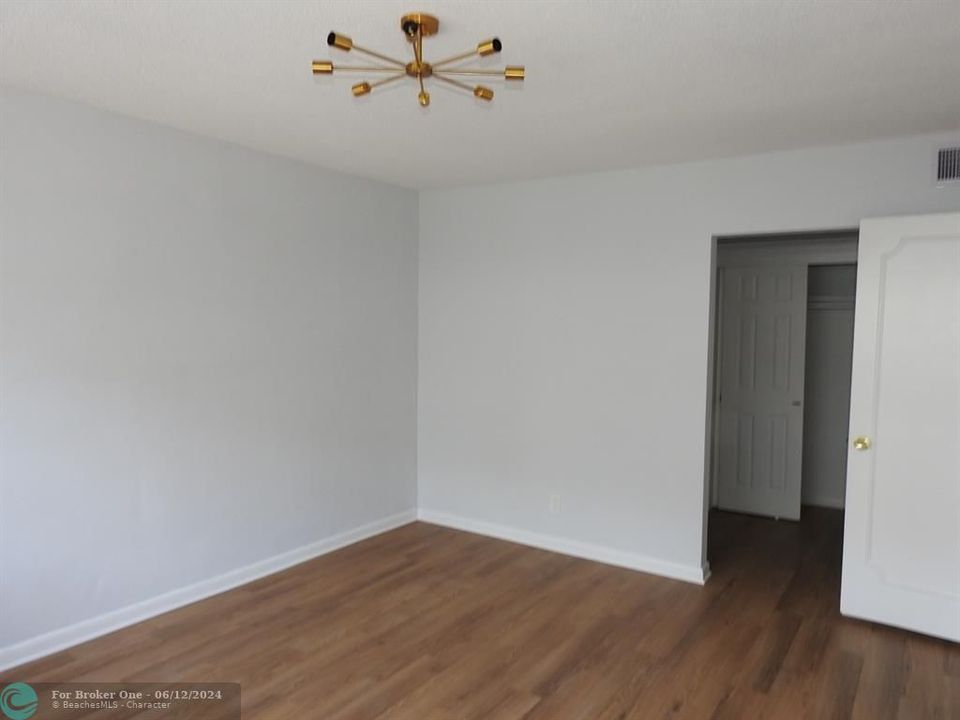 Active With Contract: $125,000 (2 beds, 1 baths, 935 Square Feet)
