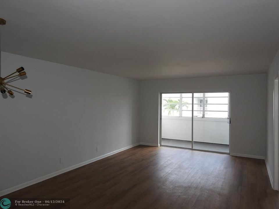 Active With Contract: $125,000 (2 beds, 1 baths, 935 Square Feet)
