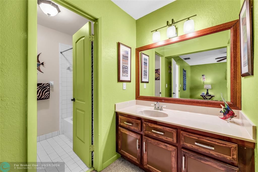 最近售出: $365,000 (3 贝兹, 2 浴室, 1401 平方英尺)