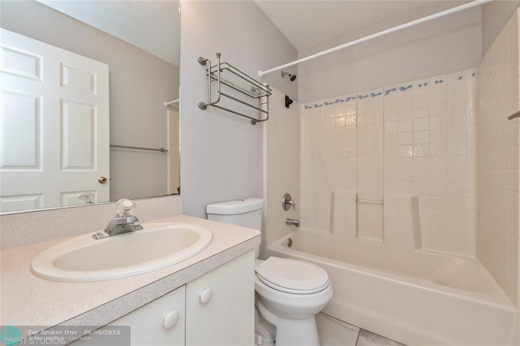 最近售出: $369,000 (3 贝兹, 2 浴室, 1329 平方英尺)