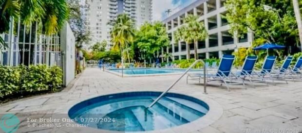 For Sale: $385,000 (2 beds, 2 baths, 914 Square Feet)