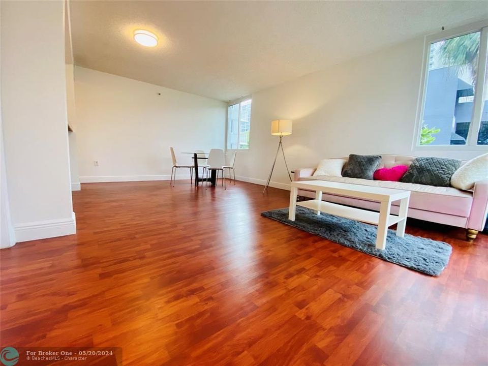 For Sale: $385,000 (2 beds, 2 baths, 914 Square Feet)