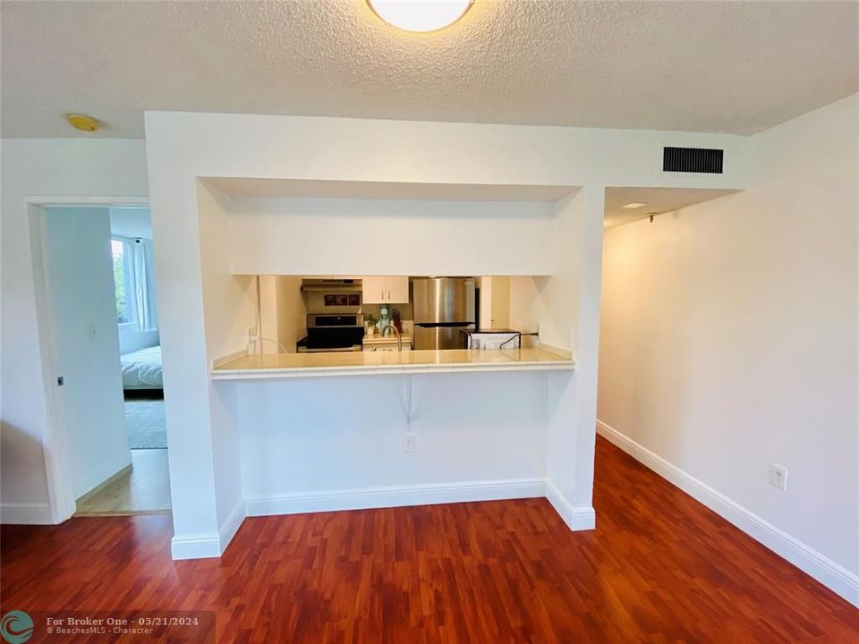 For Sale: $375,000 (2 beds, 2 baths, 914 Square Feet)