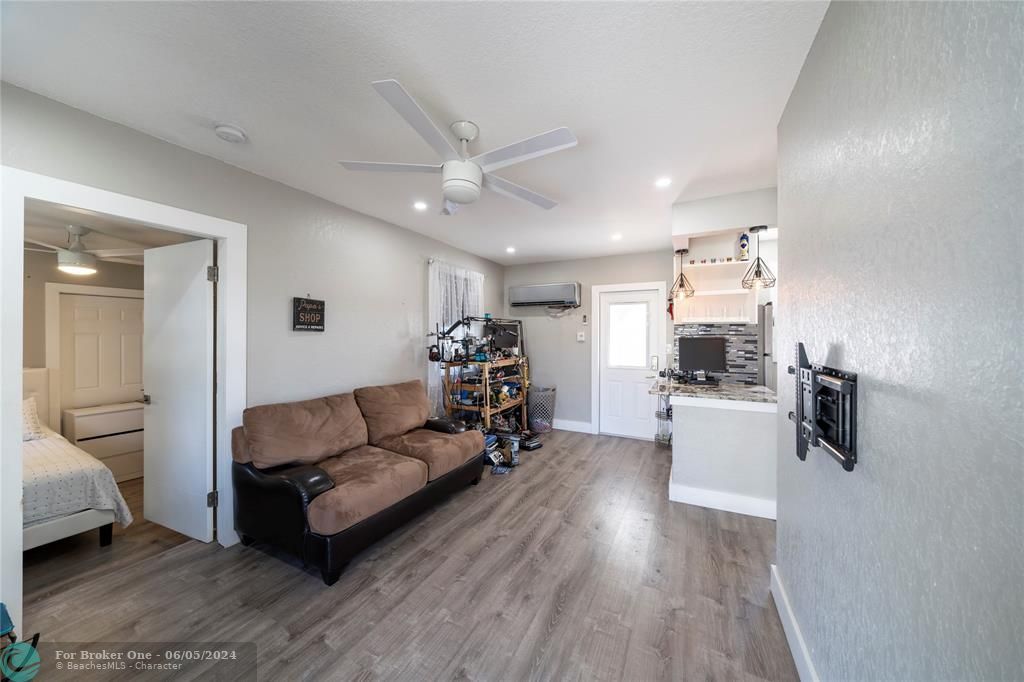 Active With Contract: $360,000 (2 beds, 1 baths, 620 Square Feet)