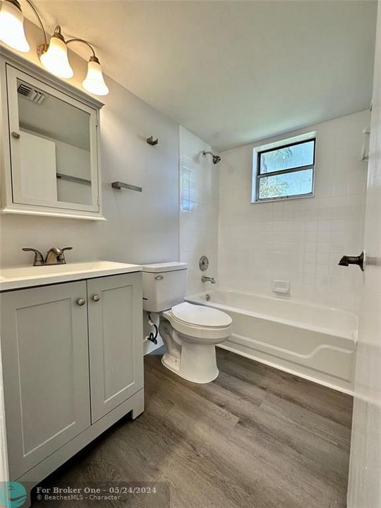 Active With Contract: $2,000 (2 beds, 2 baths, 930 Square Feet)