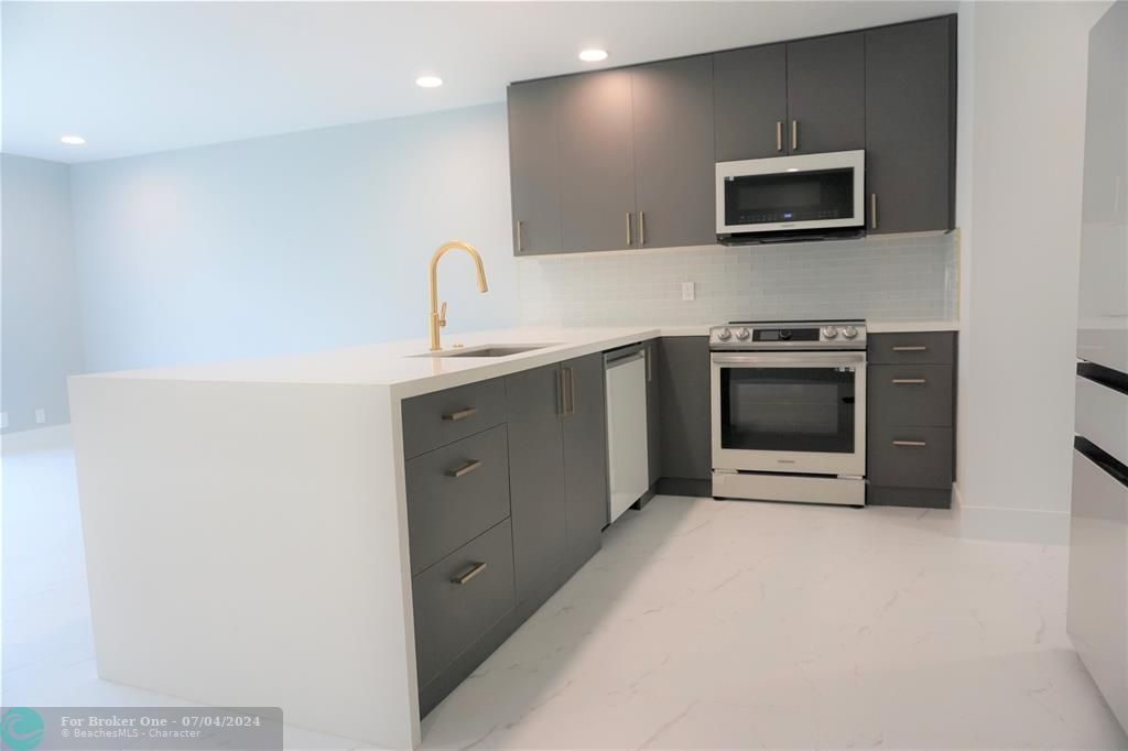 Recently Sold: $694,400 (2 beds, 2 baths, 1013 Square Feet)