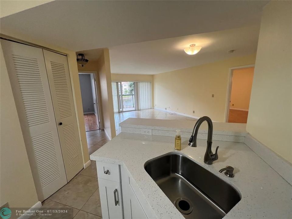 Active With Contract: $2,350 (2 beds, 2 baths, 984 Square Feet)