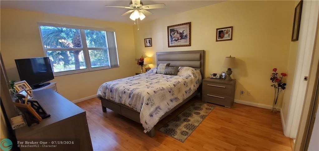 Active With Contract: $2,350 (2 beds, 2 baths, 984 Square Feet)