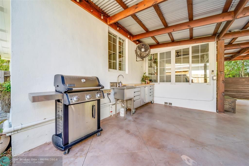 Active With Contract: $1,195,000 (3 beds, 2 baths, 1428 Square Feet)