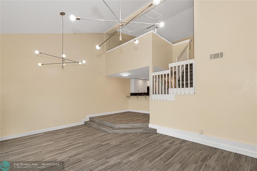 Active With Contract: $437,900 (2 beds, 2 baths, 1326 Square Feet)