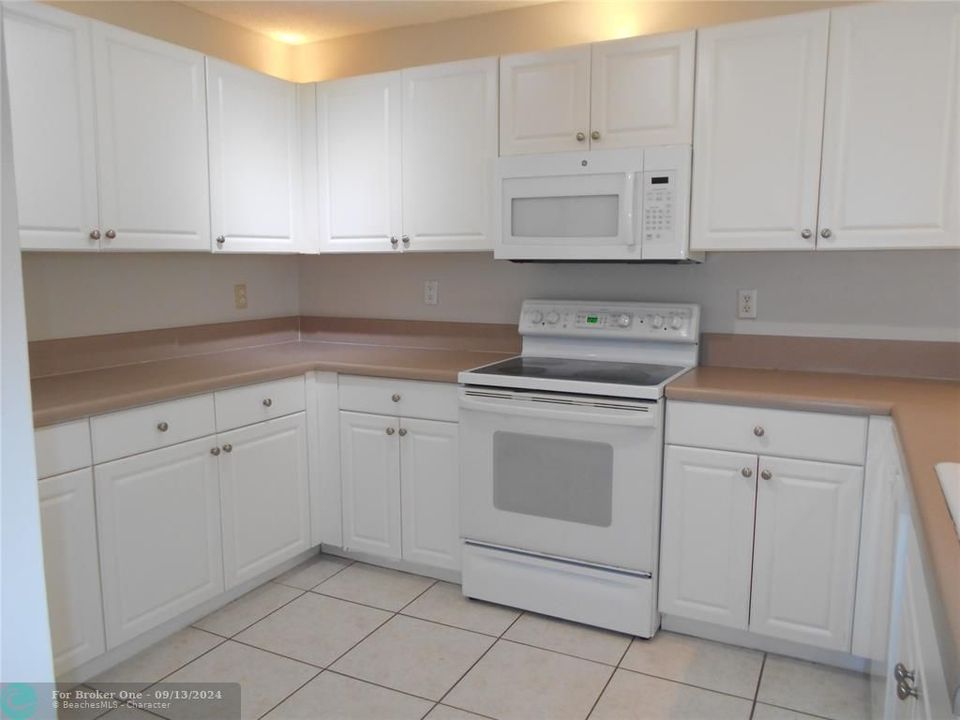 Active With Contract: $3,200 (3 beds, 2 baths, 1815 Square Feet)