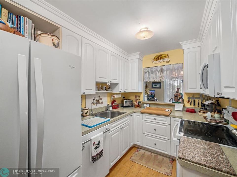 For Sale: $240,000 (2 beds, 2 baths, 1250 Square Feet)