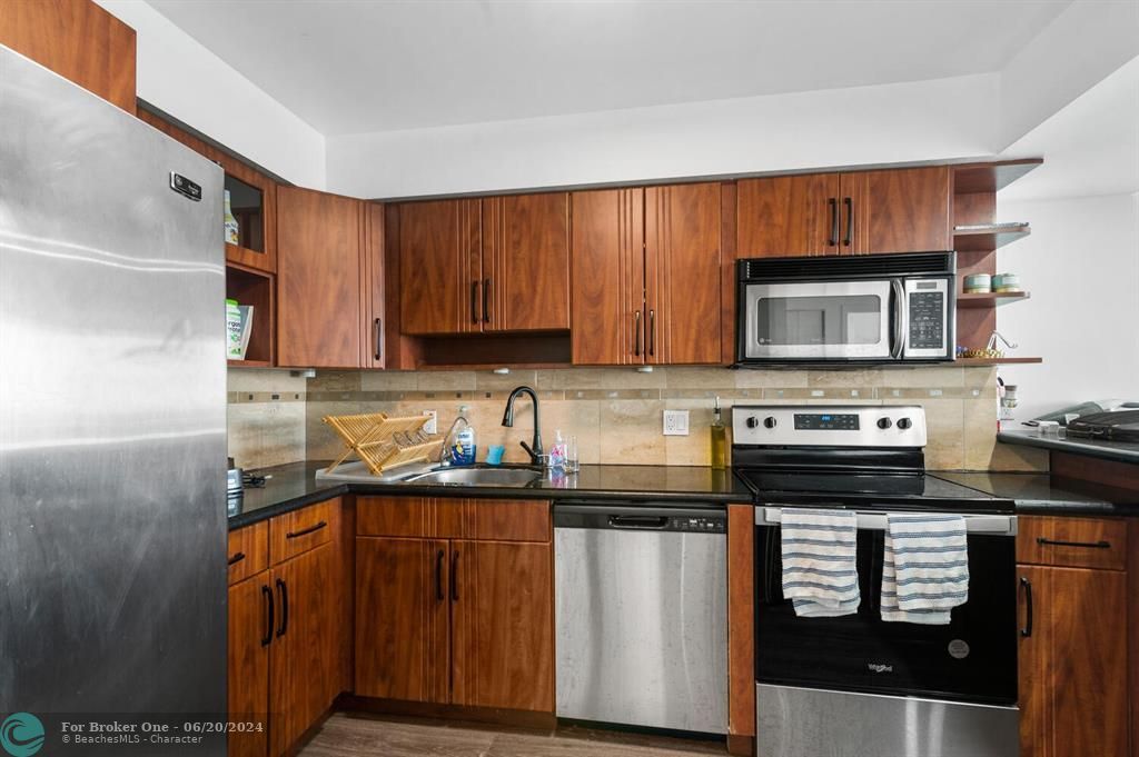 For Sale: $170,000 (1 beds, 1 baths, 800 Square Feet)