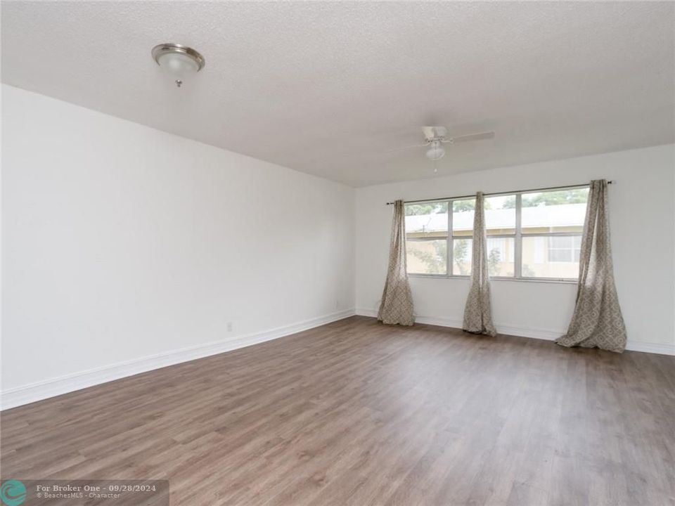 Recently Rented: $1,799 (2 beds, 1 baths, 840 Square Feet)