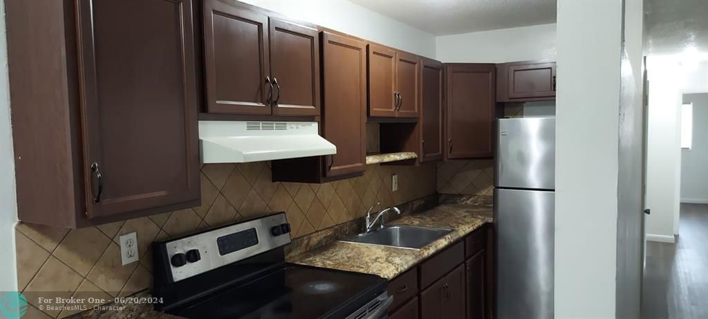 Active With Contract: $2,400 (3 beds, 1 baths, 1030 Square Feet)