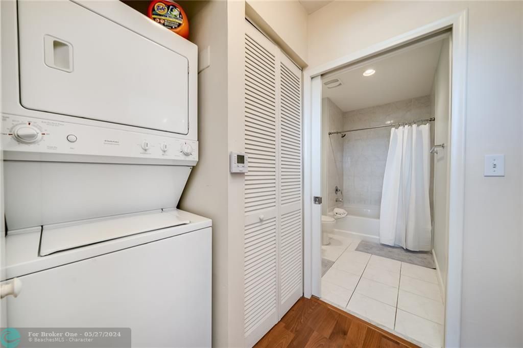 Active With Contract: $2,300 (1 beds, 1 baths, 787 Square Feet)