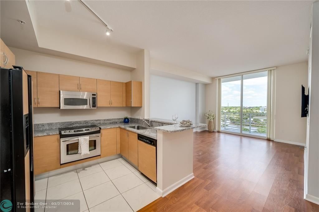 Active With Contract: $2,300 (1 beds, 1 baths, 787 Square Feet)