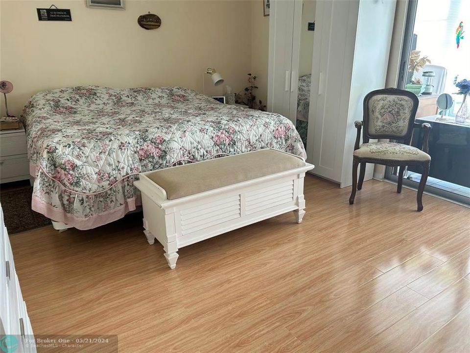 For Sale: $125,000 (1 beds, 1 baths, 719 Square Feet)