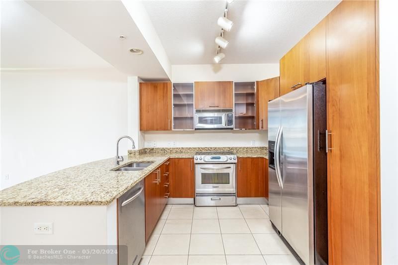 For Sale: $525,000 (1 beds, 1 baths, 939 Square Feet)