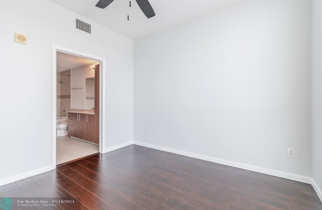 For Sale: $525,000 (1 beds, 1 baths, 939 Square Feet)