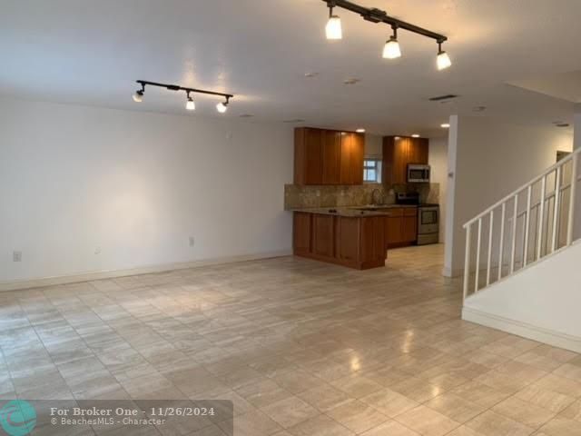 Active With Contract: $6,350 (3 beds, 2 baths, 2190 Square Feet)