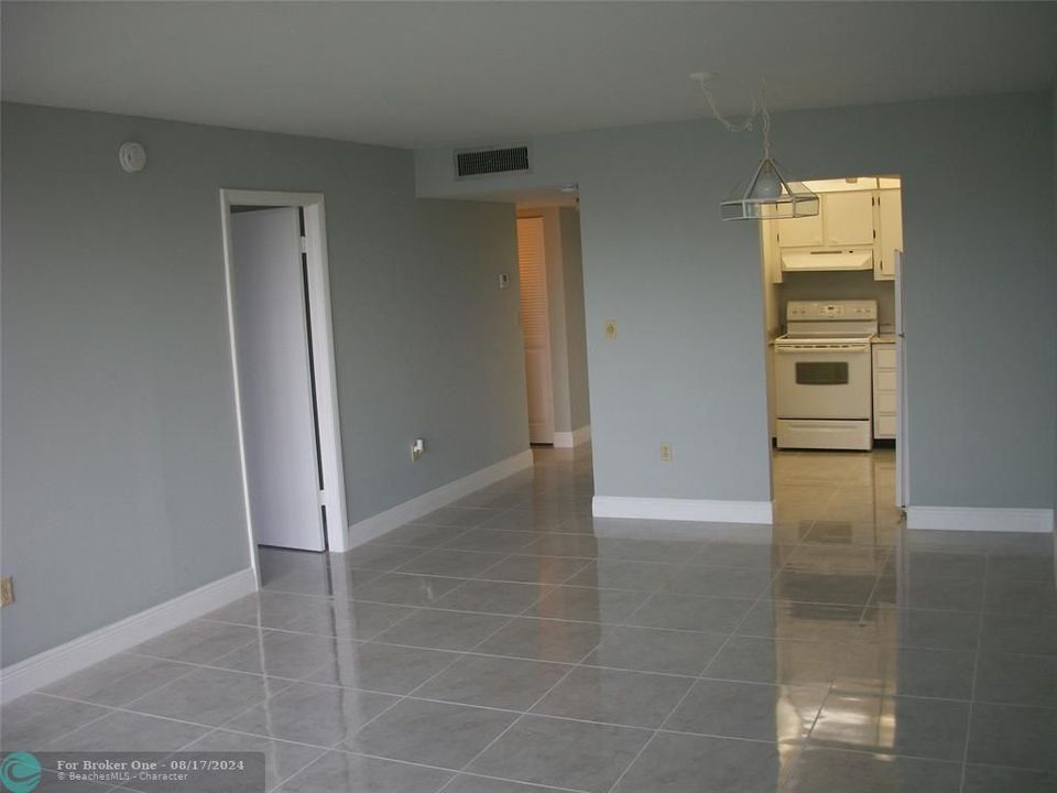 For Rent: $1,850 (1 beds, 1 baths, 900 Square Feet)