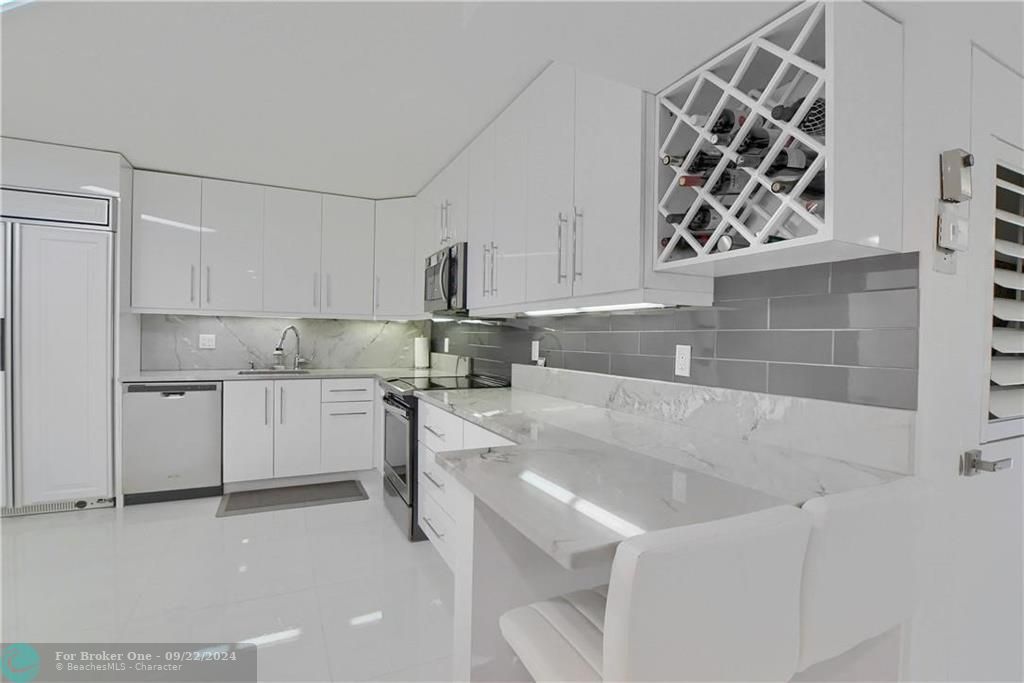 For Sale: $300,000 (2 beds, 2 baths, 1260 Square Feet)