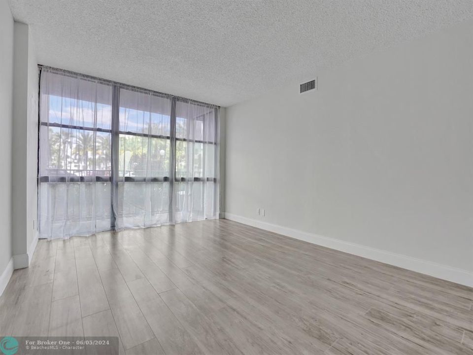 Active With Contract: $260,000 (1 beds, 1 baths, 1075 Square Feet)