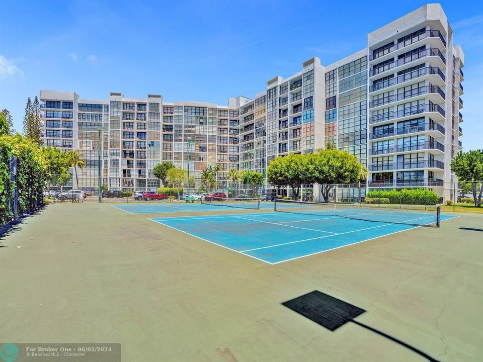 Active With Contract: $260,000 (1 beds, 1 baths, 1075 Square Feet)