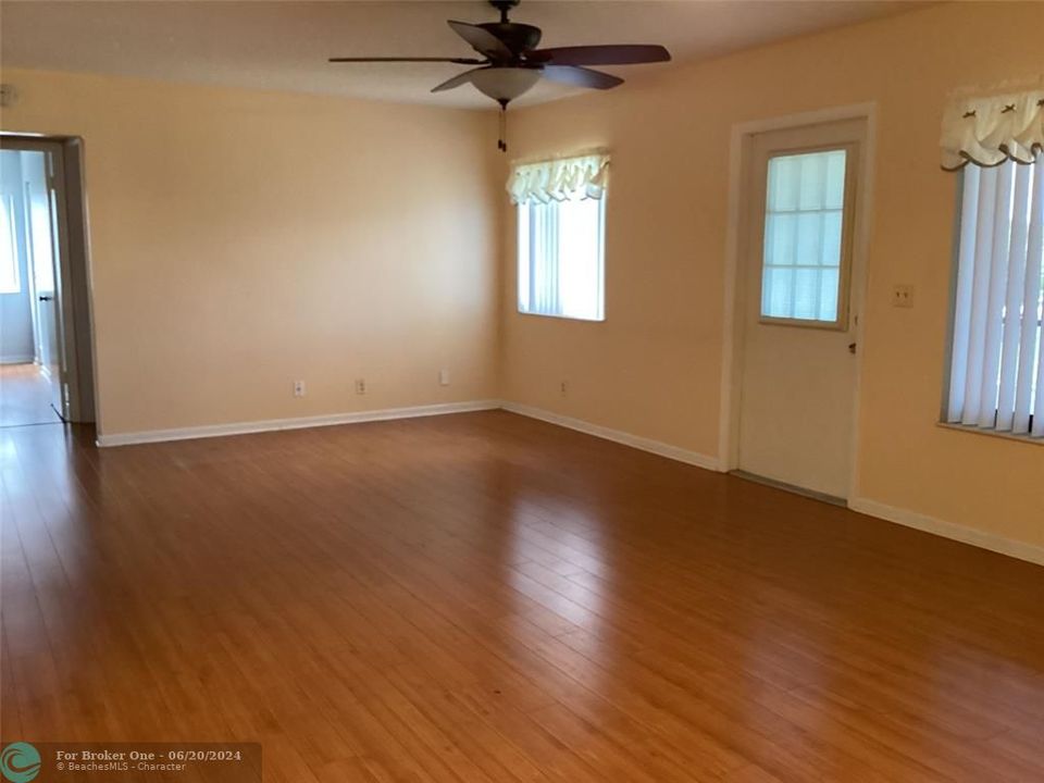 Active With Contract: $182,500 (2 beds, 2 baths, 929 Square Feet)